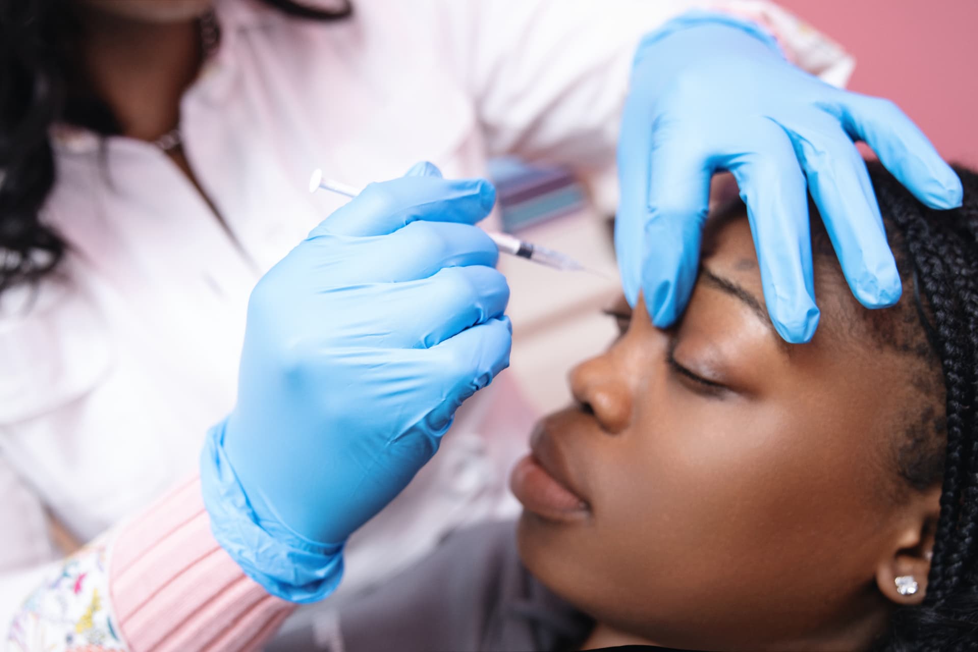 Shaperz provider performing a neuromodulator treatment on a client's forehead