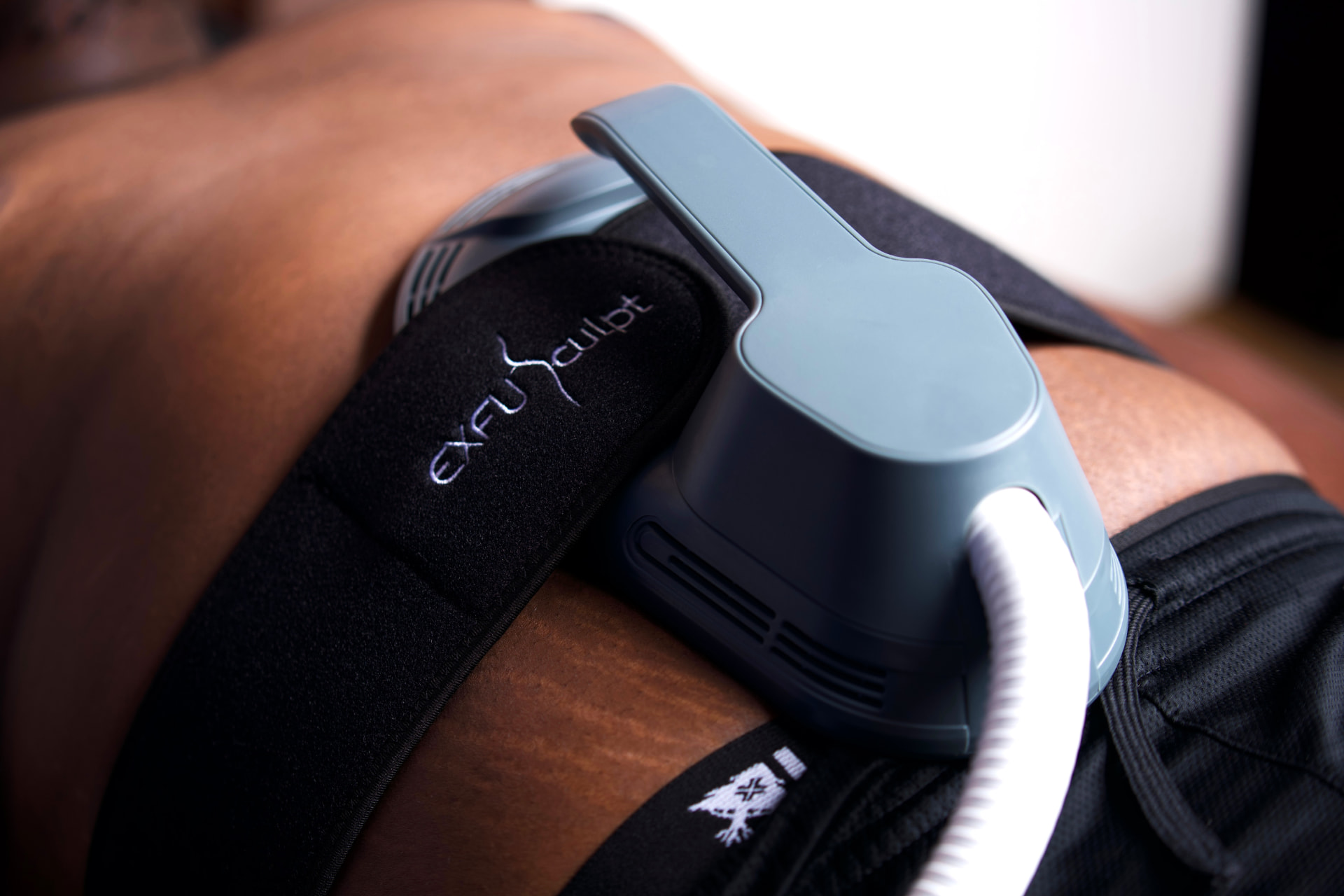 Elite Sculpt muscle-sculpting treatment in session